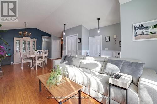 23 Annapolis Way, Hamilton, ON - Indoor Photo Showing Living Room