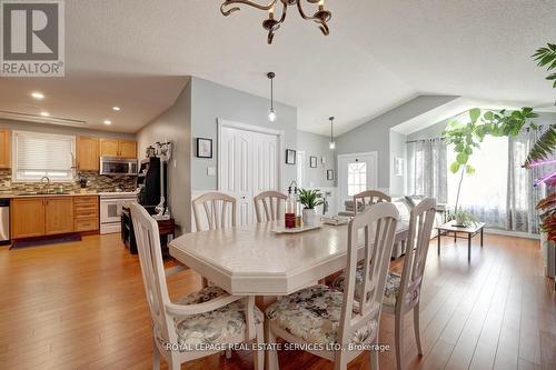 23 Annapolis Way, Hamilton, ON - Indoor Photo Showing Dining Room