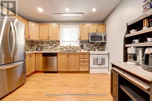23 Annapolis Way, Hamilton, ON - Indoor Photo Showing Kitchen