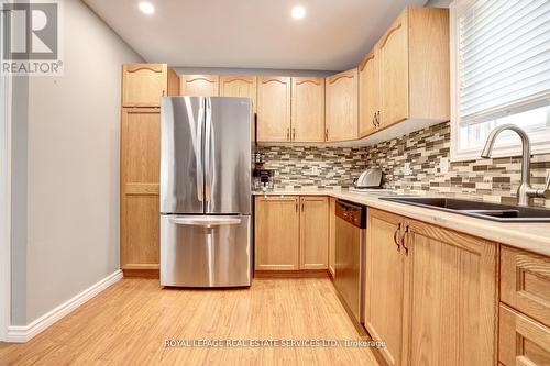 23 Annapolis Way, Hamilton, ON - Indoor Photo Showing Kitchen With Double Sink With Upgraded Kitchen