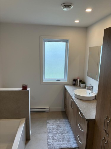 Bathroom - 2-338 Rue St-Raphael, Salaberry-De-Valleyfield, QC - Indoor Photo Showing Bathroom