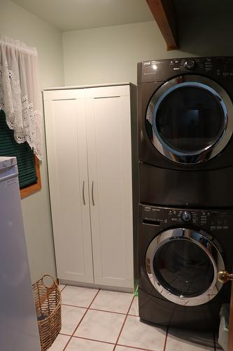 432 Bayles Road, Nakusp, BC - Indoor Photo Showing Laundry Room