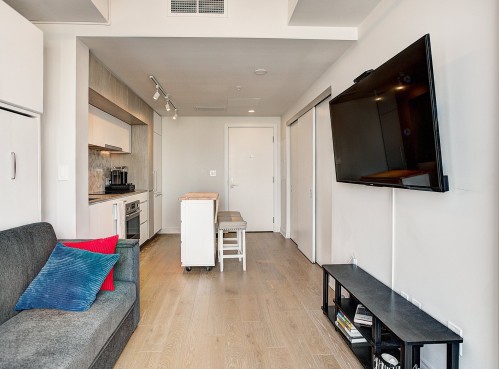 Salon - 4011-1188 Rue St-Antoine O., Montréal (Ville-Marie), QC - Indoor