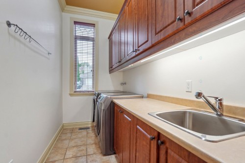 Salle de lavage - 5 Av. Stewart, Pointe-Claire, QC - Indoor Photo Showing Laundry Room