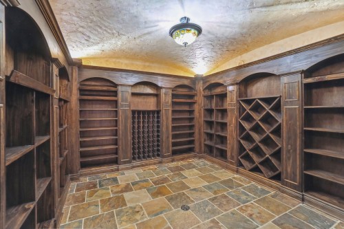 Cave à vin - 5 Av. Stewart, Pointe-Claire, QC - Indoor Photo Showing Other Room