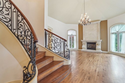 Salon - 5 Av. Stewart, Pointe-Claire, QC - Indoor With Fireplace