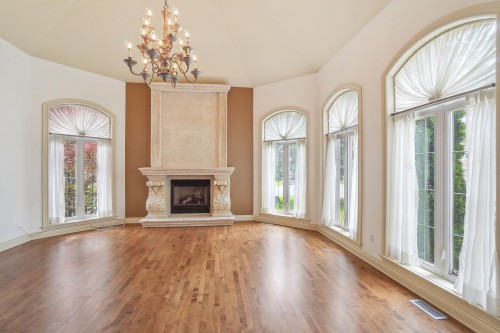Salon - 5 Av. Stewart, Pointe-Claire, QC - Indoor Photo Showing Living Room With Fireplace