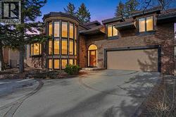 311 Coach Light Bay SW  Calgary, AB T3H 1X3