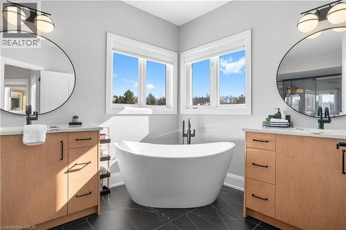 2 Cloverlea Crescent, St. George, ON - Indoor Photo Showing Bathroom