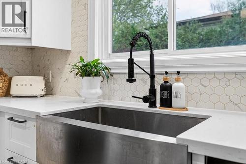 2233 Melissa Crescent, Burlington, ON - Indoor Photo Showing Kitchen