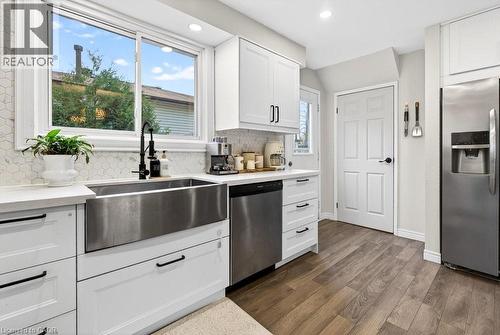 2233 Melissa Crescent, Burlington, ON - Indoor Photo Showing Kitchen With Upgraded Kitchen