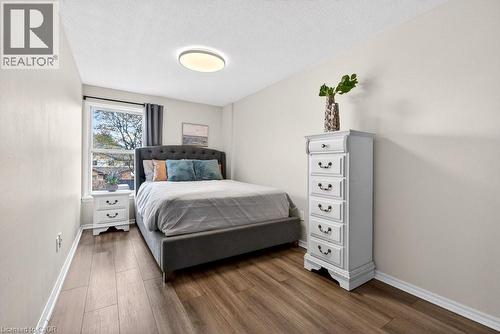 2233 Melissa Crescent, Burlington, ON - Indoor Photo Showing Bedroom