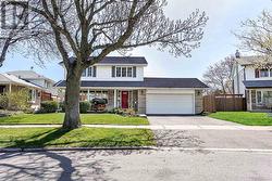 8 MARKWOOD CRESCENT  Toronto, ON M9C 1L2