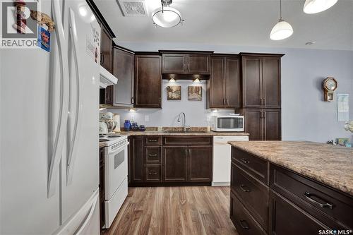 44 100 Brooklyn Lane, Warman, SK - Indoor Photo Showing Kitchen