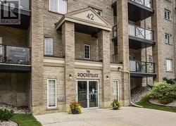 108 - 42 FERNDALE DRIVE S Barrie, ON L4N 2M5