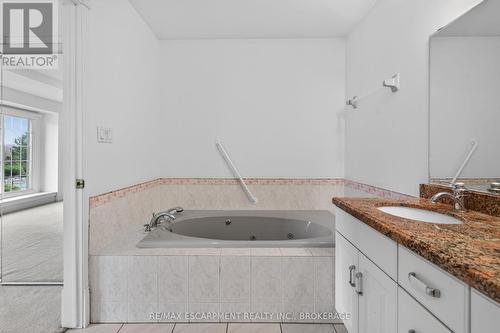 5114 Mount Nemo Crescent, Burlington, ON - Indoor Photo Showing Bathroom