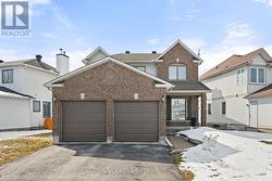 17 HUNTERSWOOD CRESCENT  Ottawa, ON K1G 5V1