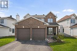 17 HUNTERSWOOD CRESCENT  Ottawa, ON K1G 5V1