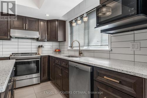 17 Hunterswood Crescent, Ottawa, ON - Indoor Photo Showing Kitchen With Stainless Steel Kitchen With Double Sink With Upgraded Kitchen