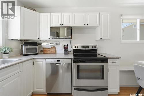 25 Tupper Crescent, Saskatoon, SK - Indoor Photo Showing Kitchen With Upgraded Kitchen
