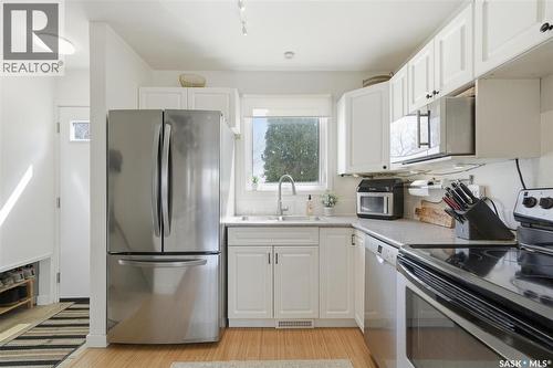 25 Tupper Crescent, Saskatoon, SK - Indoor Photo Showing Kitchen With Upgraded Kitchen