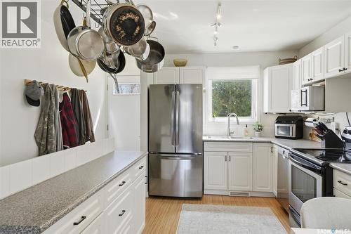 25 Tupper Crescent, Saskatoon, SK - Indoor Photo Showing Kitchen