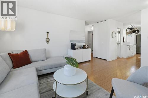 25 Tupper Crescent, Saskatoon, SK - Indoor Photo Showing Living Room