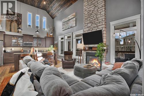 522 Hastings Crescent, Saskatoon, SK - Indoor Photo Showing Living Room With Fireplace
