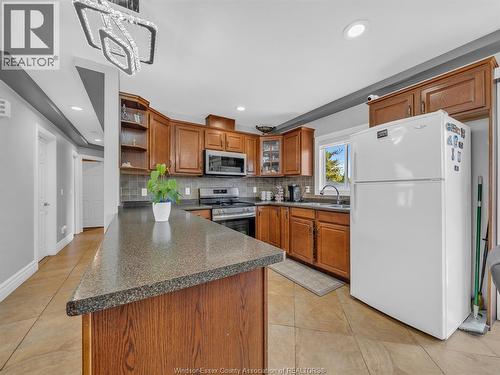2848 Southridge, Windsor, ON - Indoor Photo Showing Kitchen