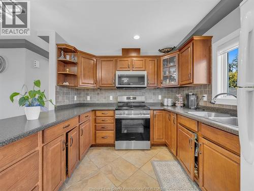 2848 Southridge, Windsor, ON - Indoor Photo Showing Kitchen