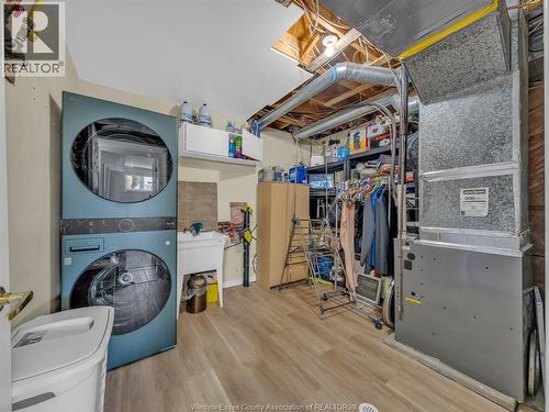 2848 Southridge, Windsor, ON - Indoor Photo Showing Laundry Room