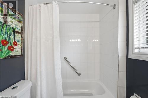 Upper Level bathroom with tub/shower combo - 668 Tomahawk Crescent, Ancaster, ON - Indoor Photo Showing Bathroom