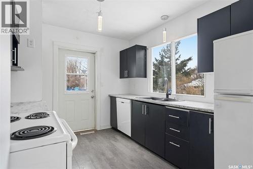 537 7Th Street E, Prince Albert, SK - Indoor Photo Showing Kitchen With Double Sink