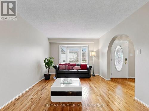 4579 Guildwood Way, Mississauga, ON - Indoor Photo Showing Living Room