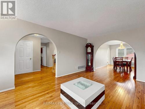 4579 Guildwood Way, Mississauga, ON - Indoor Photo Showing Living Room