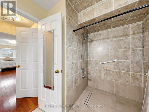 4579 Guildwood Way, Mississauga, ON - Indoor Photo Showing Bathroom