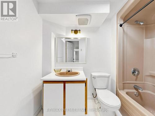 4579 Guildwood Way, Mississauga, ON - Indoor Photo Showing Bathroom