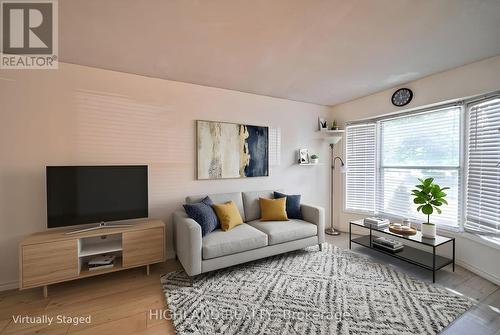 6455 Tisler Crescent, Mississauga, ON - Indoor Photo Showing Living Room