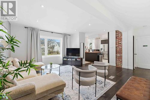 260 Keyworth Avenue, Ottawa, ON - Indoor Photo Showing Living Room