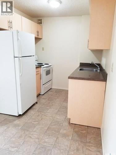 3906 Castle Road, Regina, SK - Indoor Photo Showing Kitchen
