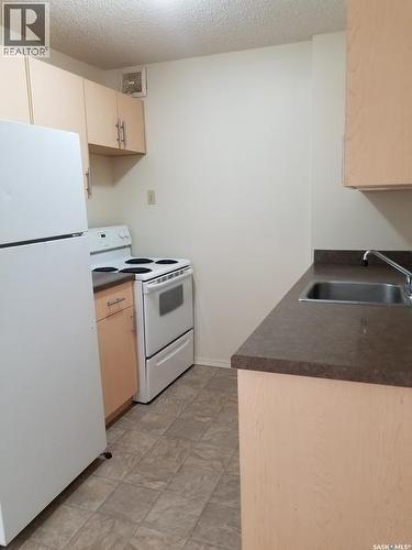 3906 Castle Road, Regina, SK - Indoor Photo Showing Kitchen