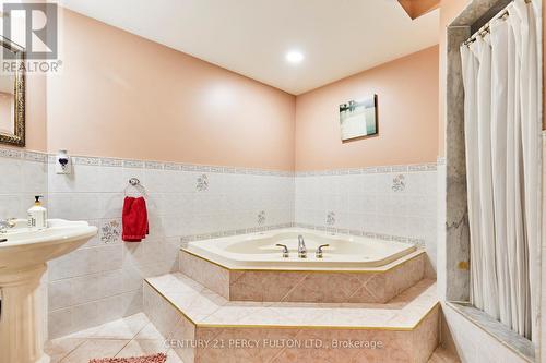 483 Ormond Drive, Oshawa, ON - Indoor Photo Showing Bathroom