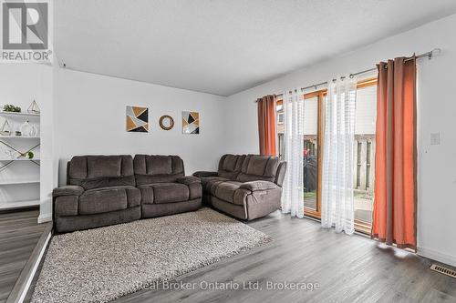 8 - 5982 Dunn Street, Niagara Falls (Arad/Fallsview), ON - Indoor Photo Showing Living Room