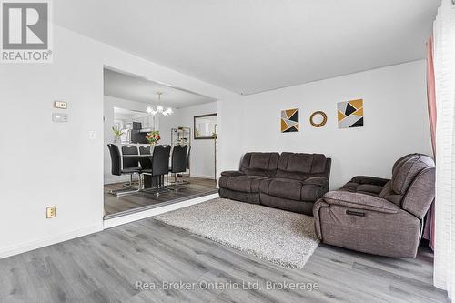 8 - 5982 Dunn Street, Niagara Falls (Arad/Fallsview), ON - Indoor Photo Showing Living Room