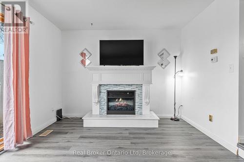 8 - 5982 Dunn Street, Niagara Falls (Arad/Fallsview), ON - Indoor Photo Showing Living Room With Fireplace