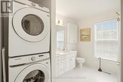 Primary ensuite with laundry - 