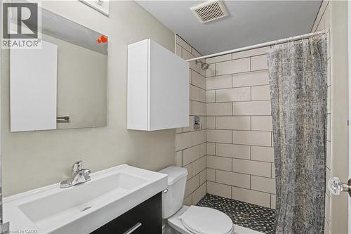 63 Conroy Crescent Unit# 52, Guelph, ON - Indoor Photo Showing Bathroom