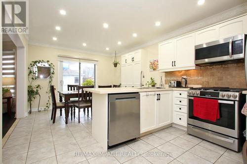 7303 Lantern Fly Hollow, Mississauga, ON - Indoor Photo Showing Kitchen With Stainless Steel Kitchen With Upgraded Kitchen