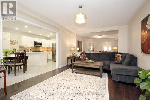7303 Lantern Fly Hollow, Mississauga, ON - Indoor Photo Showing Living Room