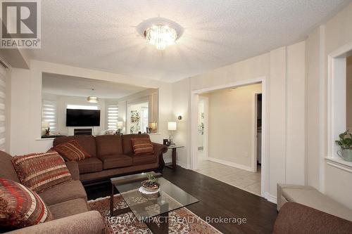 7303 Lantern Fly Hollow, Mississauga, ON - Indoor Photo Showing Living Room